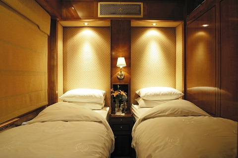 ブ夜は専属バトラーがソファをベッドへと整えてくれます。