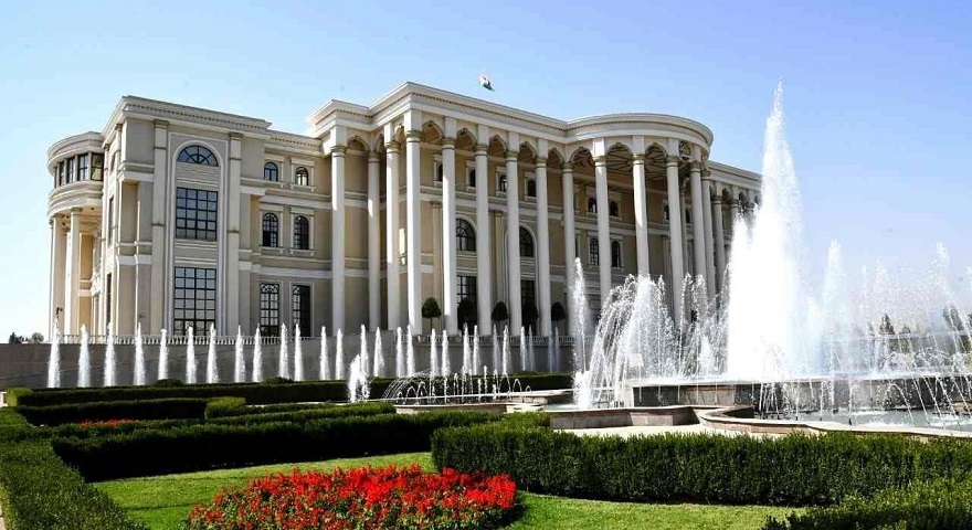 国立宮殿とルダーキ公園/ドゥシャンベ