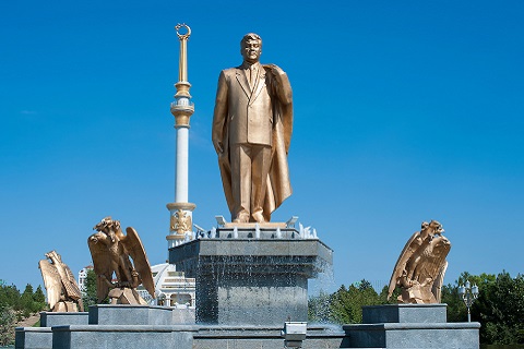 ニヤゾフ大統領像