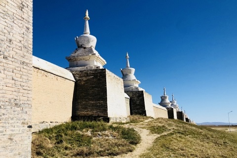 寺院を囲む仏塔