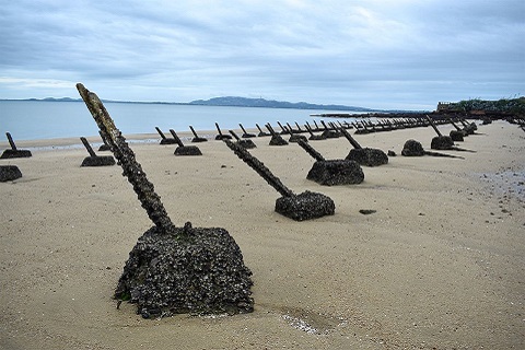 あちこちの海岸に残る軌条砦