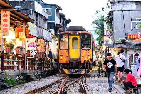 列車が軒先ギリギリを走る／十分老街