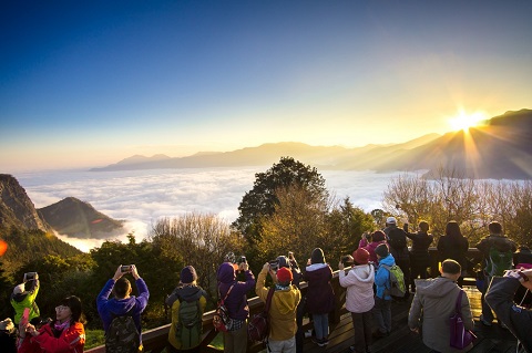 祝山ではご来光鑑賞へ