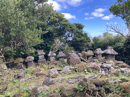 大里神社の上のイシバ様