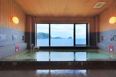 日本海を臨む大浴場