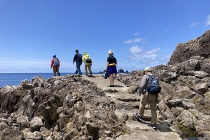 海岸遊歩道を歩く