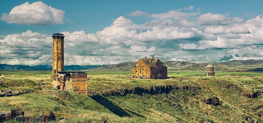草原に佇むアニの救世主教会跡