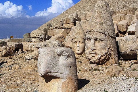 ワシの像とゼウス像/ネムルート山