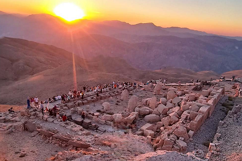 ネムルート山頂から望む日の出