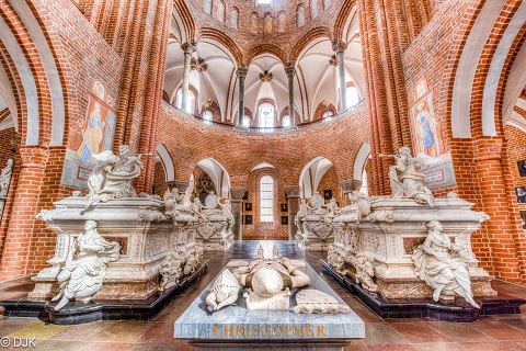 内部には歴代国王・王妃の棺が並ぶ