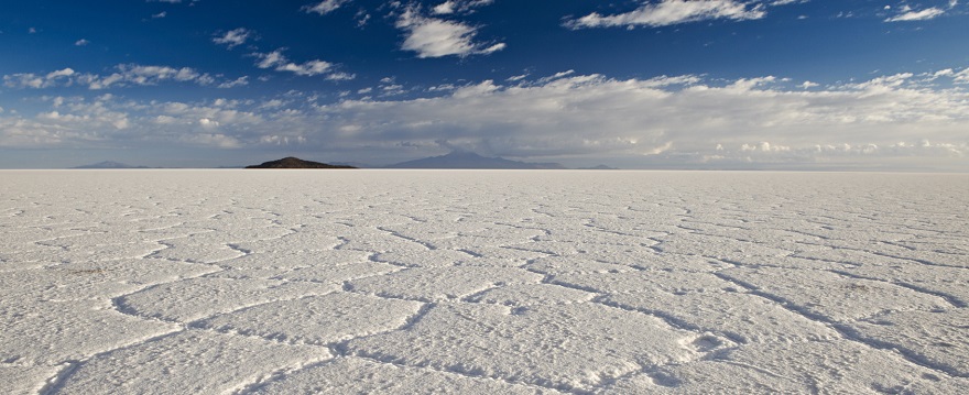 雨季の鏡面のようなウユニ塩湖