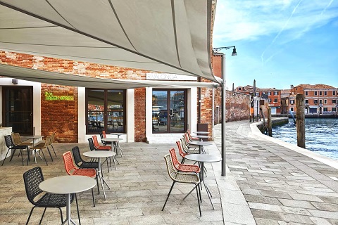 運河に面したテラス