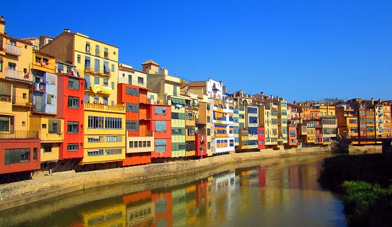 オニャール川沿いの家並み