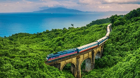 山と海を車窓に走る