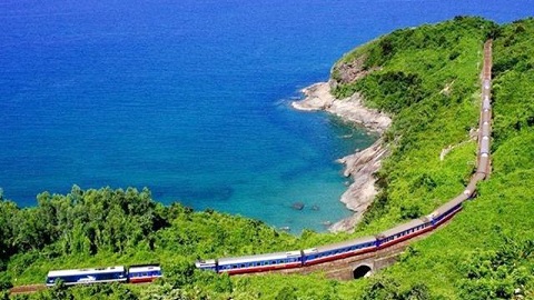 山と海を車窓に走る