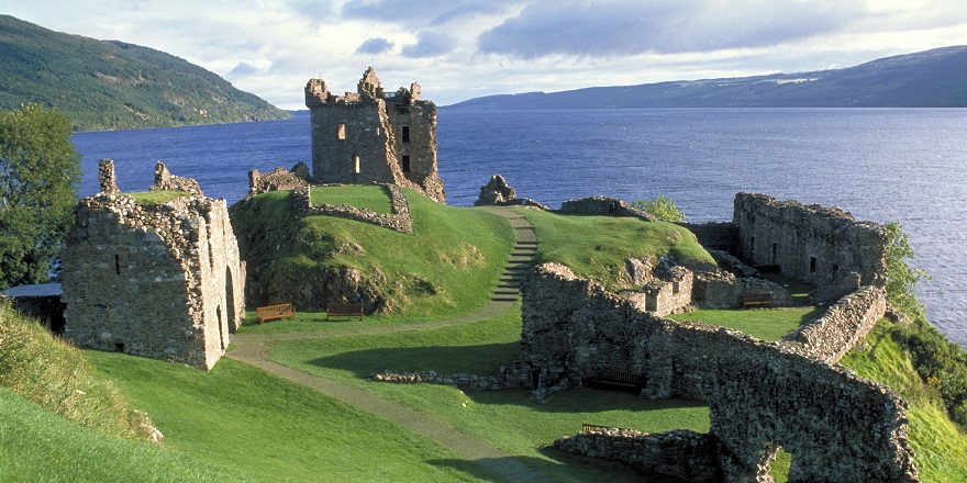 ネス湖とアーカート城