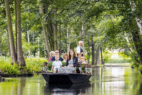 水郷を行く小舟